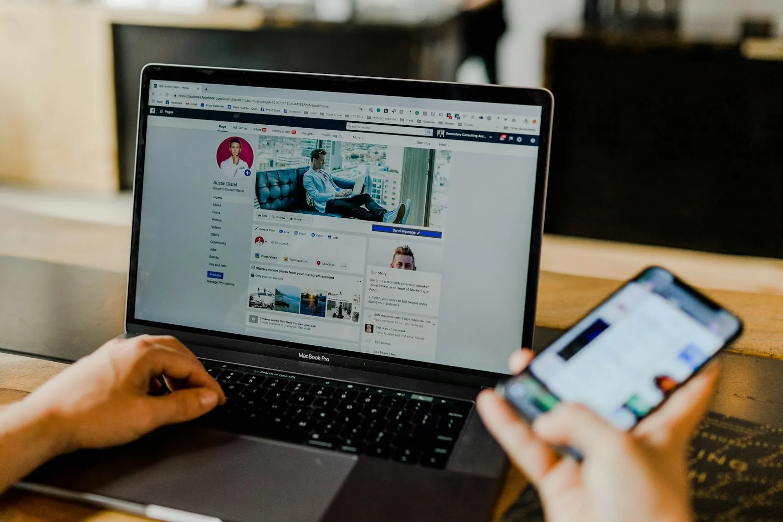 Pemilik bisnis mengelola halaman Facebook bisnis dari laptop dan ponsel